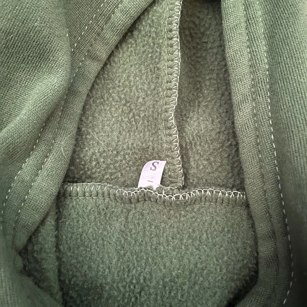 Great condition. Cap type sweatshirt. Two pockets. - Picture 4 of 5